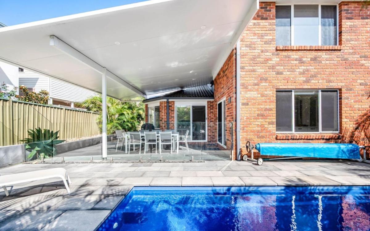 Cheerful 4-bedroom family retreat in Caves Beach - Housity