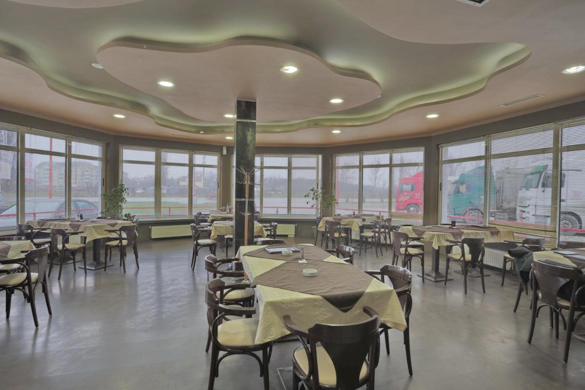 Prenociste Knez - Housity