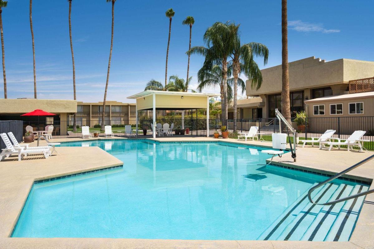 Ramada by Wyndham Tucson - Housity