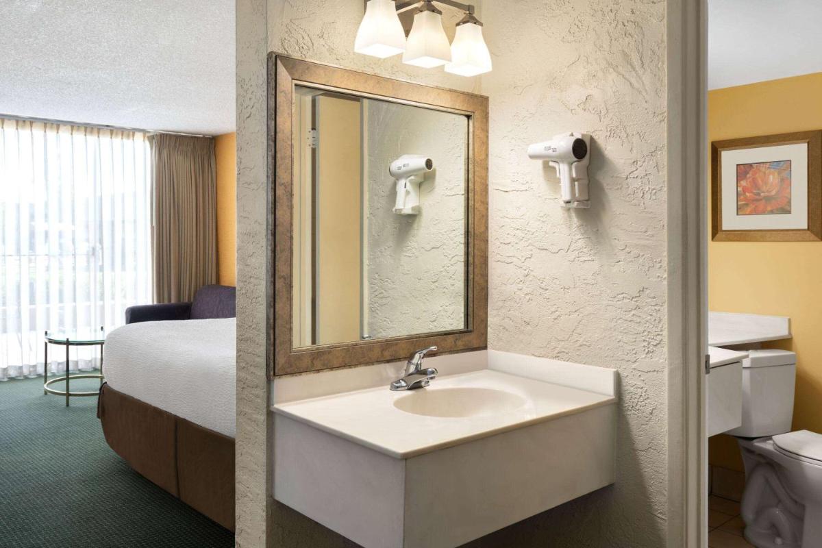 Ramada by Wyndham Tucson - Housity