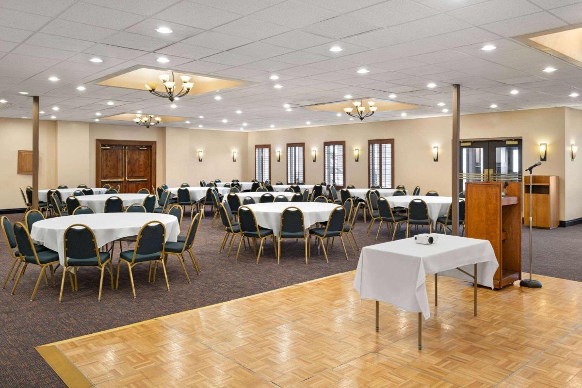 Ramada by Wyndham Tucson - Housity