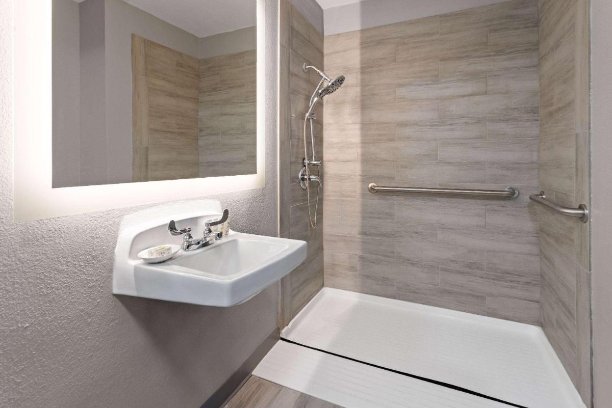 Hawthorn Extended Stay by Wyndham Columbia-Ft Jackson - Housity