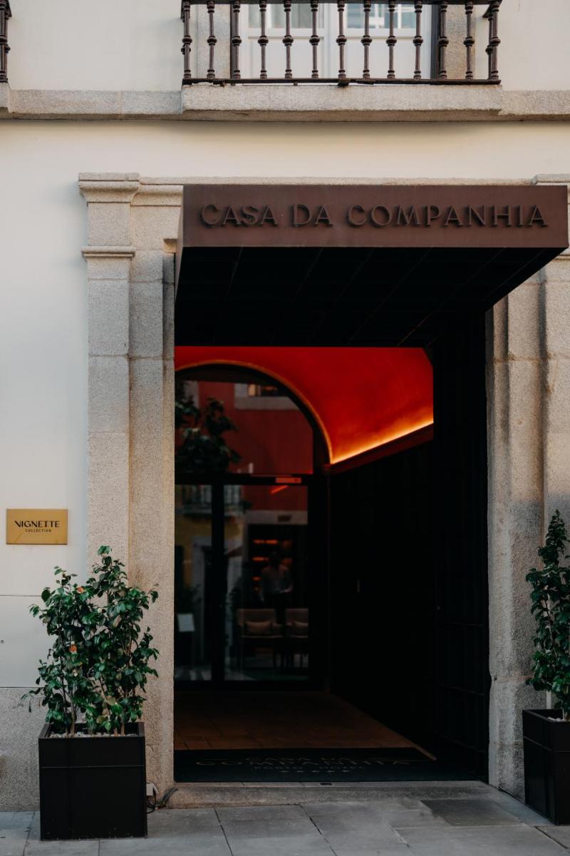 uma entrada para um restaurante com um toldo vermelho em Casa da Companhia Hotel & Spa, Vignette Collection by IHG no Porto