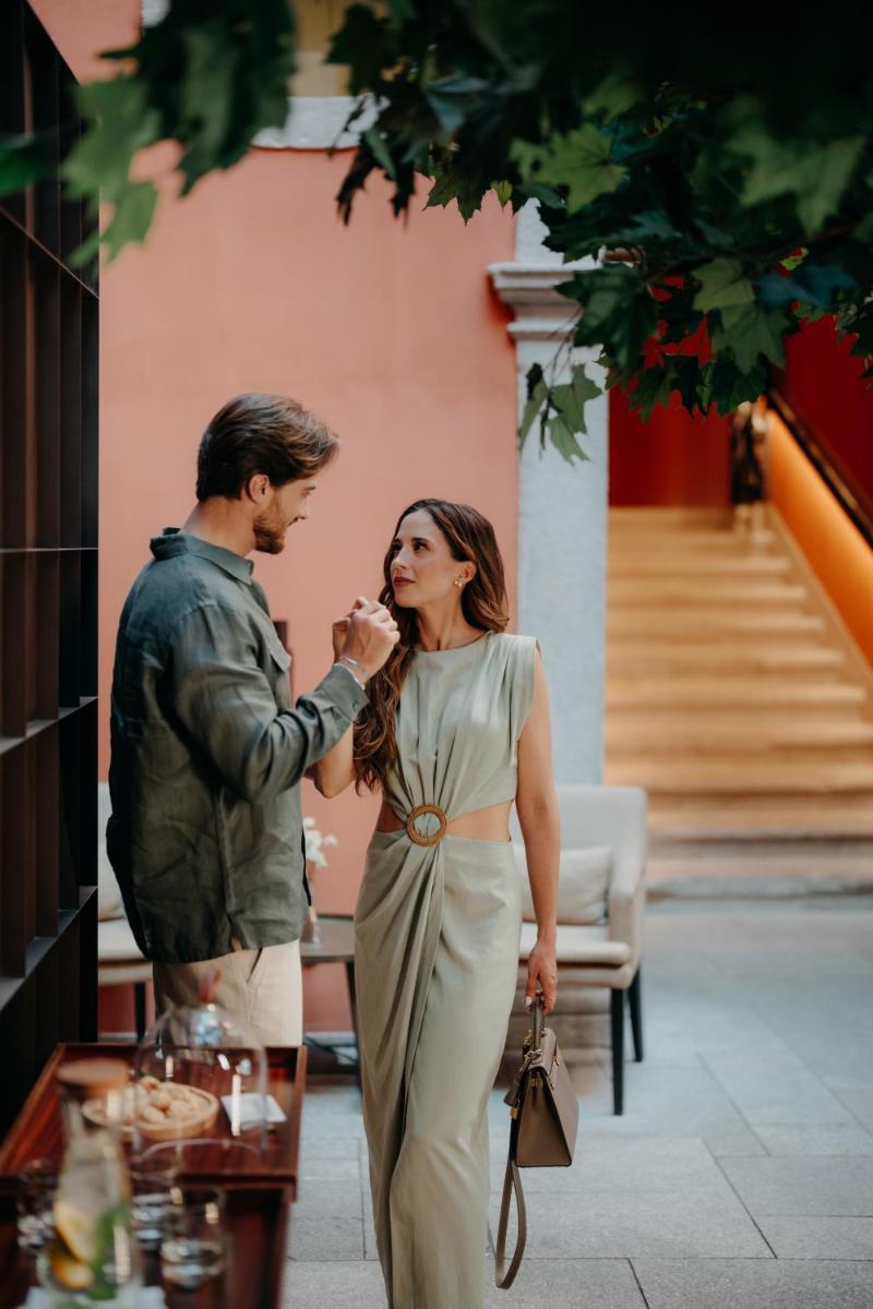 um homem alimentando uma mulher com um pedaço de comida em Casa da Companhia Hotel & Spa, Vignette Collection by IHG no Porto