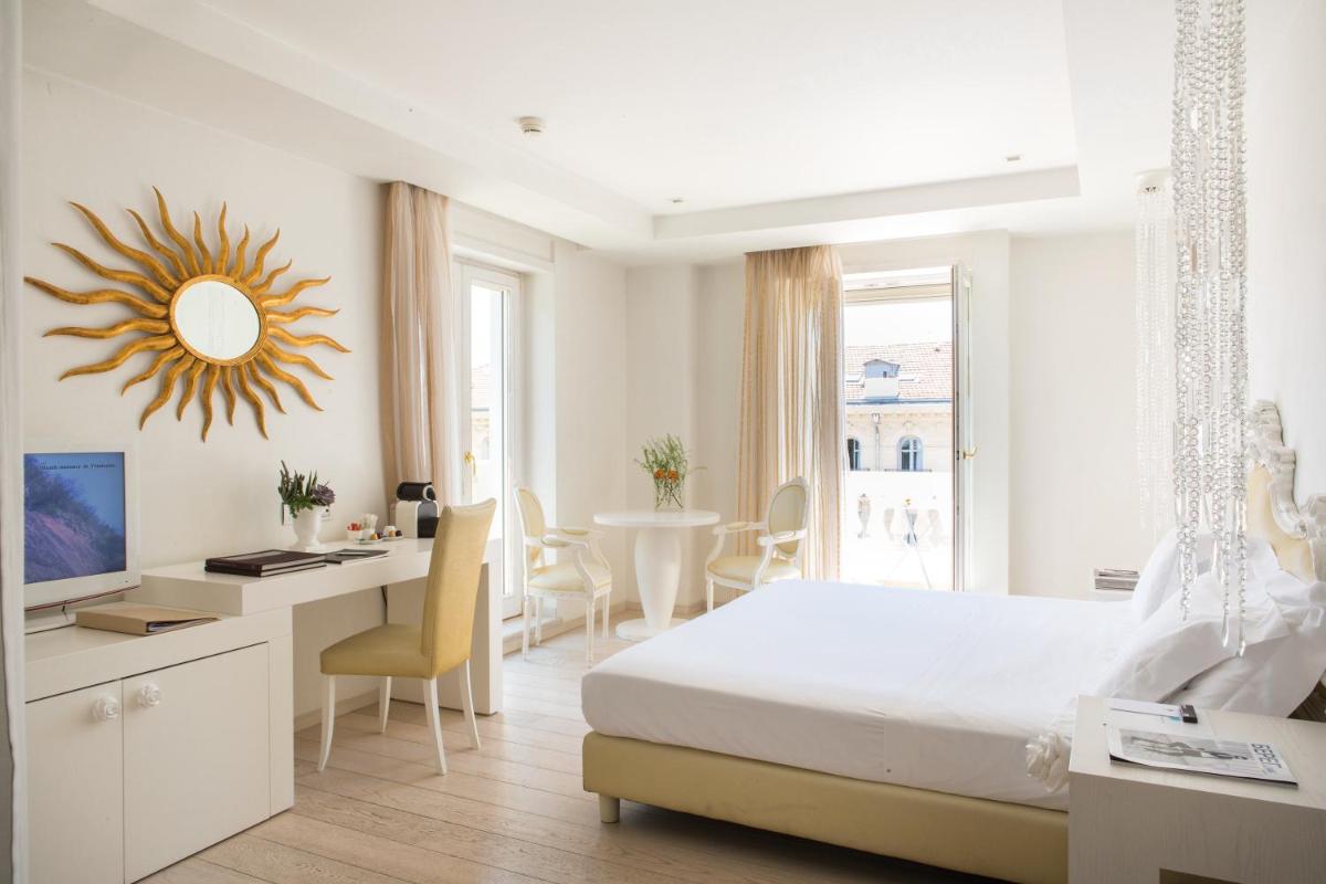 Un ou plusieurs lits dans un hébergement de l'établissement Boscolo Nice Hotel & Spa