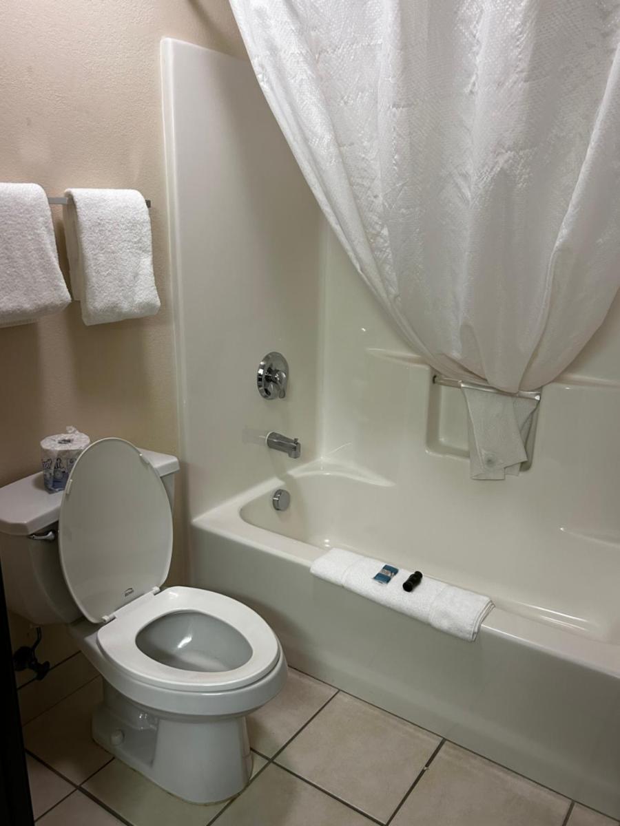 Ameristay Inn & Suites - Housity