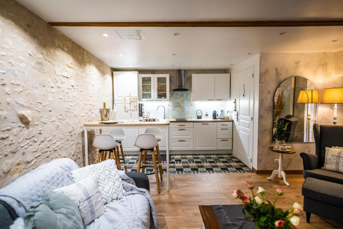 Les Charmes du Lac Gite Romantique avec jacuzzi privatif - Housity
