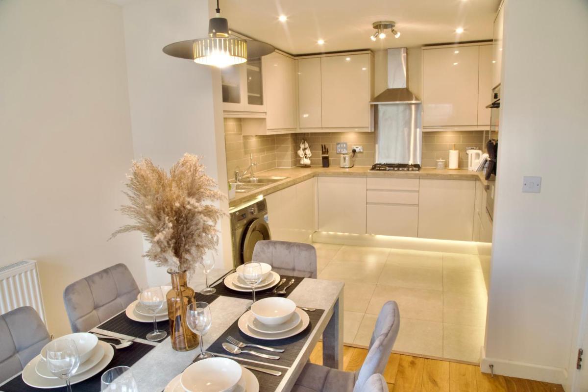 Spacious & Stylish Stay - Perfect for Families & Contractors ! 3 Bedroom House in Reading upto 3 Free Parking !! - Housity