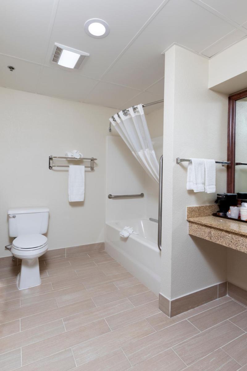 Quality Inn & Suites - Housity