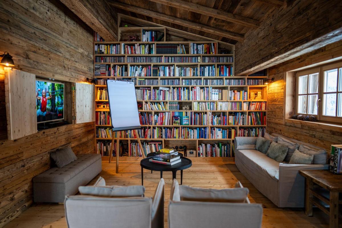 Luxury old wood mountain chalet in a sunny secluded location with gym, sauna & whirlpool - Housity