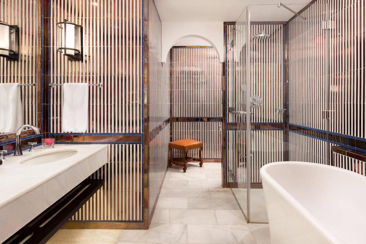 Un baño con dos lavabos y una bañera. en Hotel Alfonso XIII, a Luxury Collection Hotel, Seville, en Sevilla