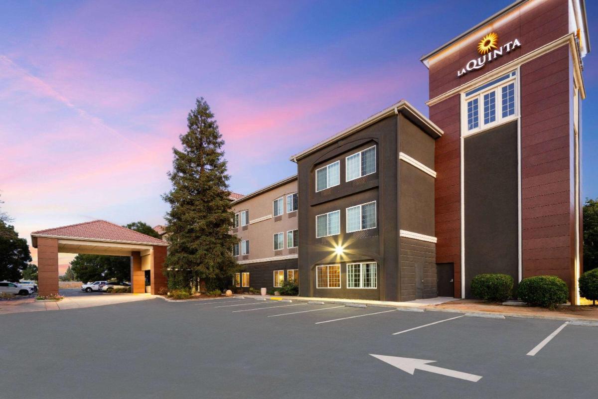 La Quinta by Wyndham Bakersfield North - Housity
