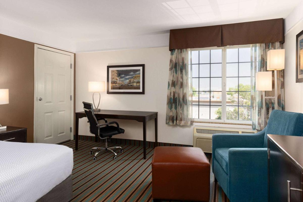 La Quinta by Wyndham Bakersfield North - Housity
