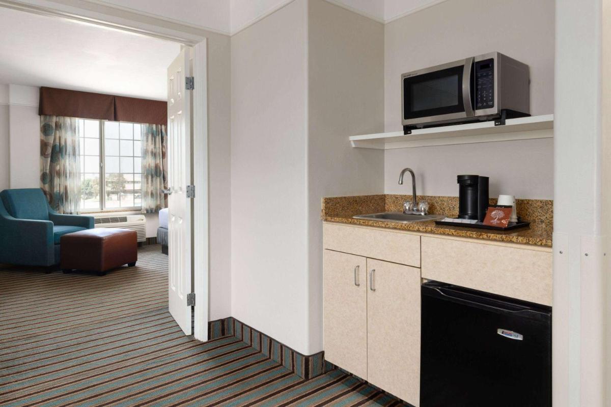La Quinta by Wyndham Bakersfield North - Housity