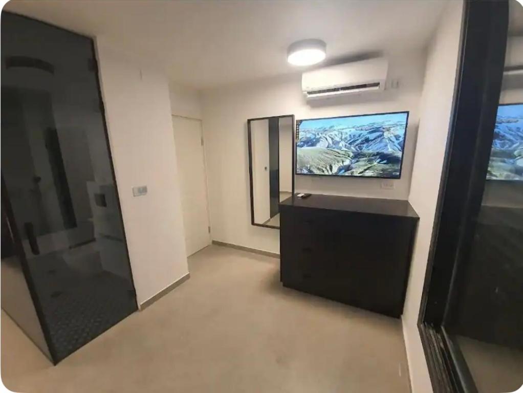 Ryo 11 דירת נופש חדשה על חוף הים נוף לים - Housity