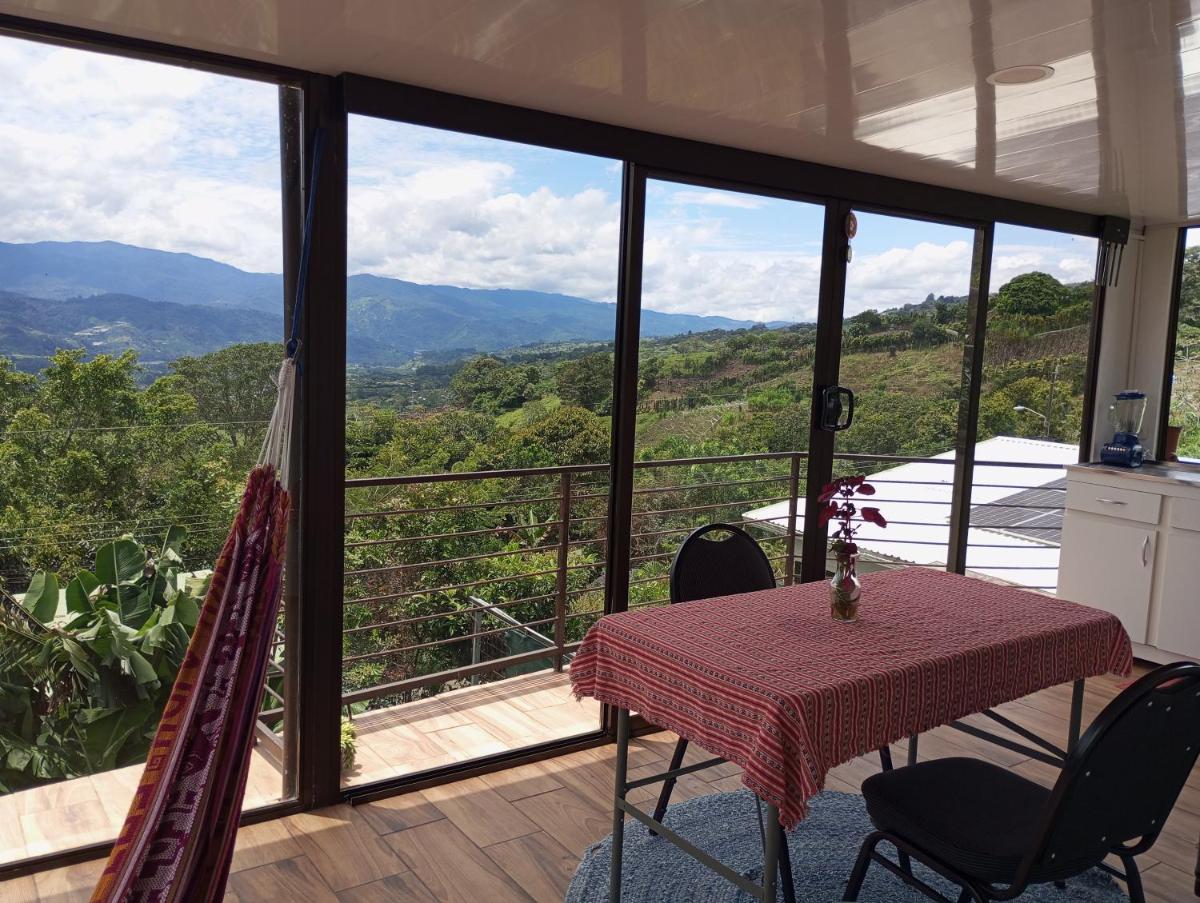 Casa de Cristal-Retiros Esenciales Costa Rica - Housity