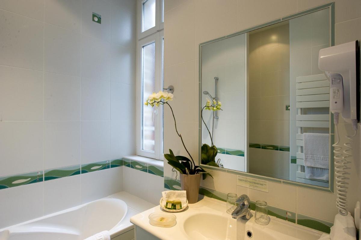 Salle de bains dans l'établissement Hôtel Lutétia & Spa