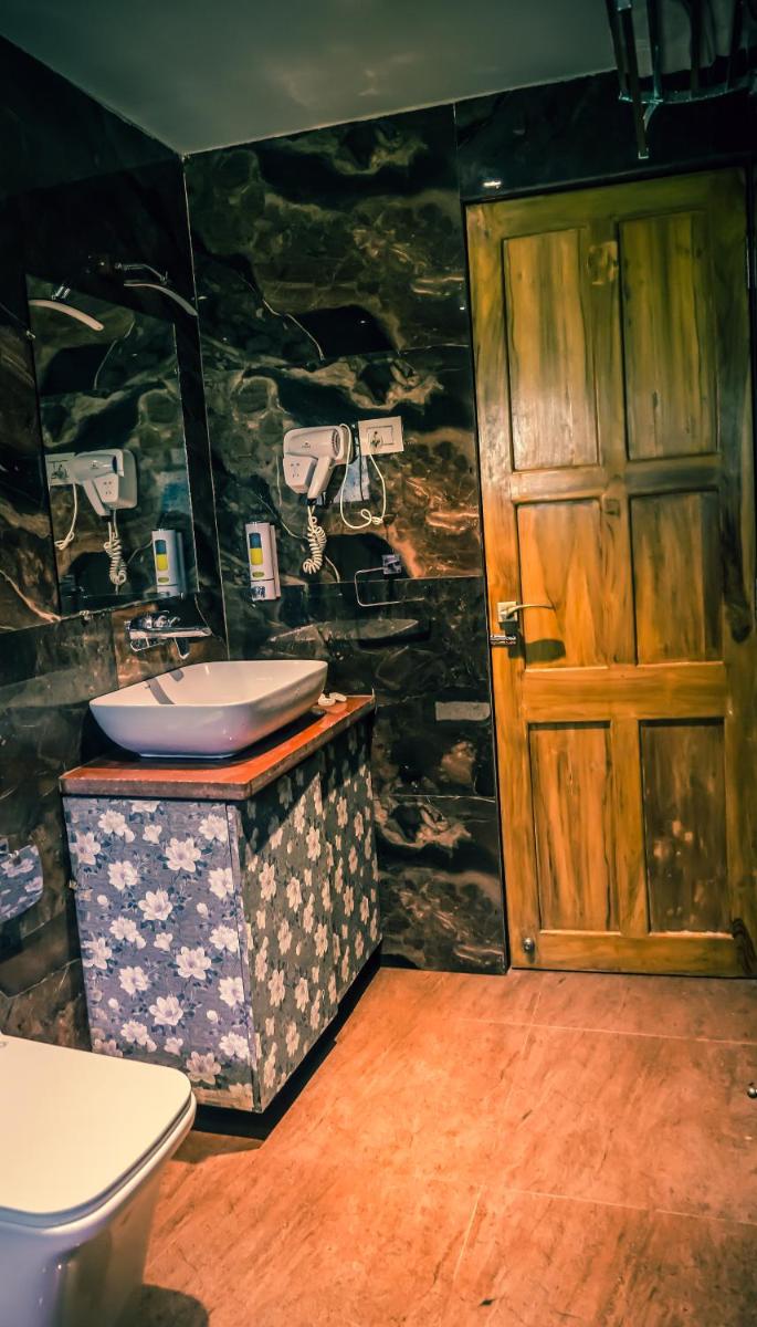 Whispering Peepul Resort - Housity