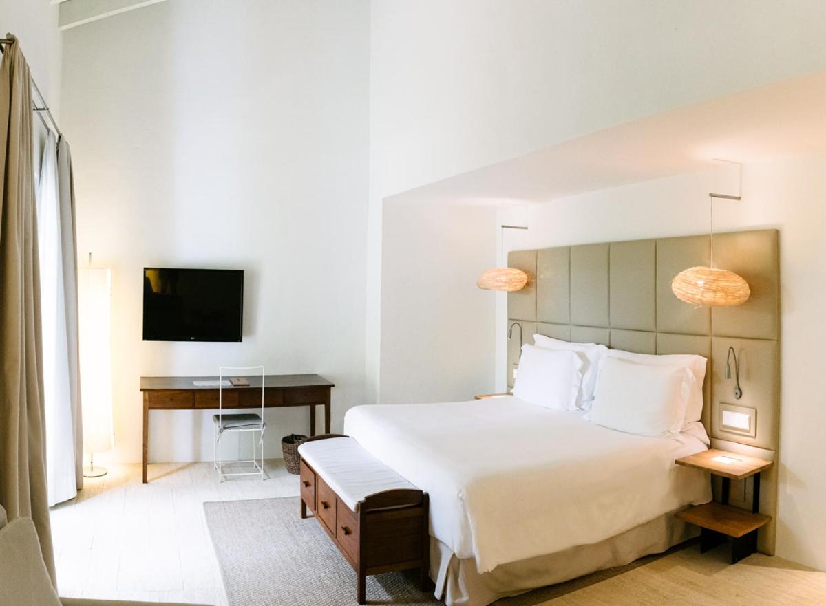 Cama o camas de una habitación en Torralbenc, a Small Luxury Hotel of the World