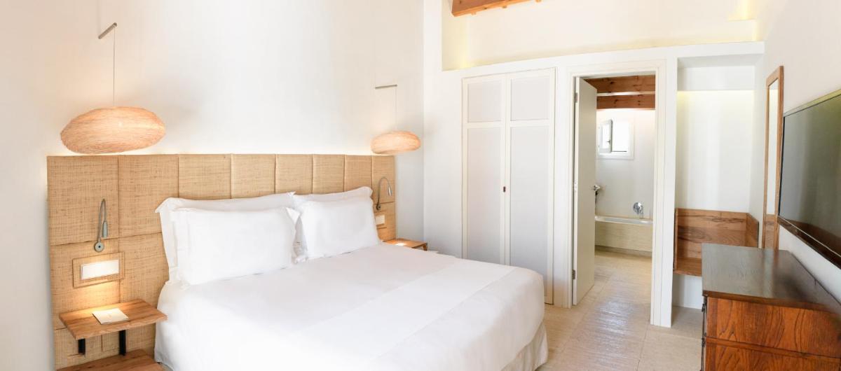 Cama o camas de una habitación en Torralbenc, a Small Luxury Hotel of the World