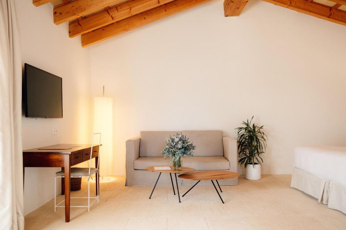 Una televisión o centro de entretenimiento en Torralbenc, a Small Luxury Hotel of the World