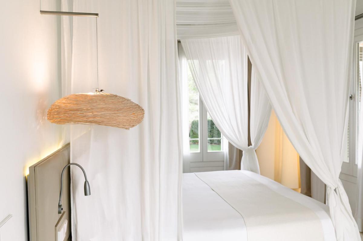 Cama o camas de una habitación en Torralbenc, a Small Luxury Hotel of the World