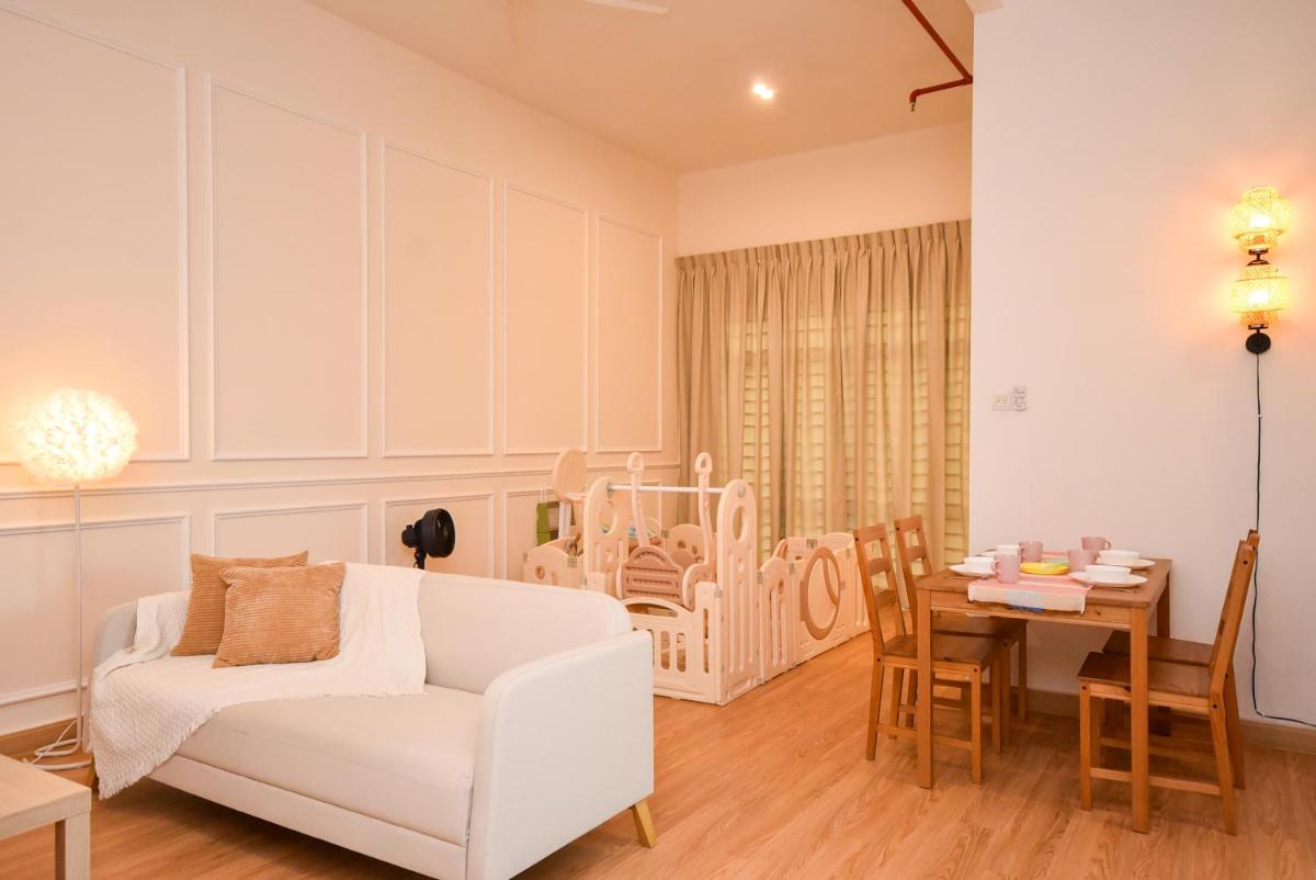 Manhattan Theme Suite by Nest Home at Austin Heights - Hizvo