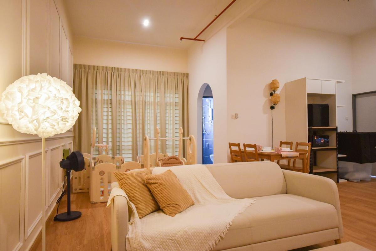 Manhattan Theme Suite by Nest Home at Austin Heights - Hizvo