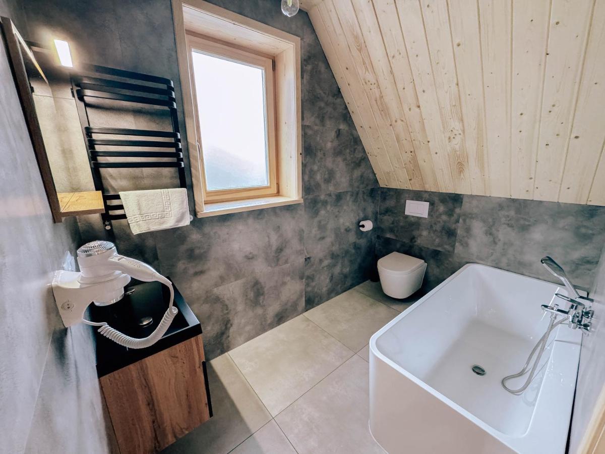 Osada Pod Modrzewiami - Housity