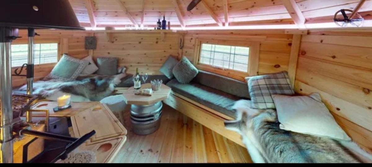 Beautiful bar b q lodge with 4 sleeping platforms with its own separate toilet and shower facility next to the lodge - Housity