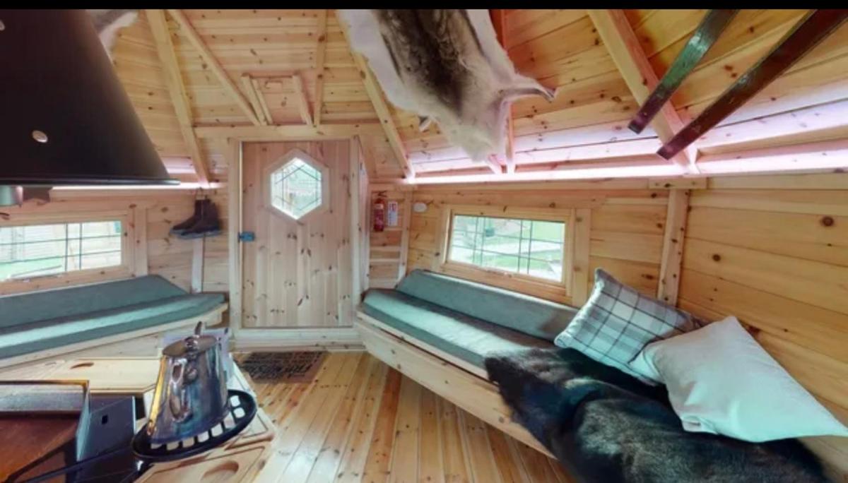 Beautiful bar b q lodge with 4 sleeping platforms with its own separate toilet and shower facility next to the lodge - Housity