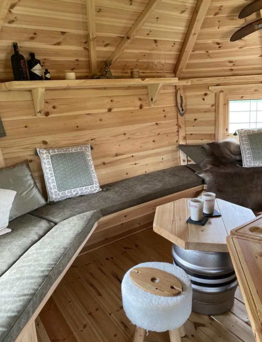 Beautiful bar b q lodge with 4 sleeping platforms with its own separate toilet and shower facility next to the lodge - Housity
