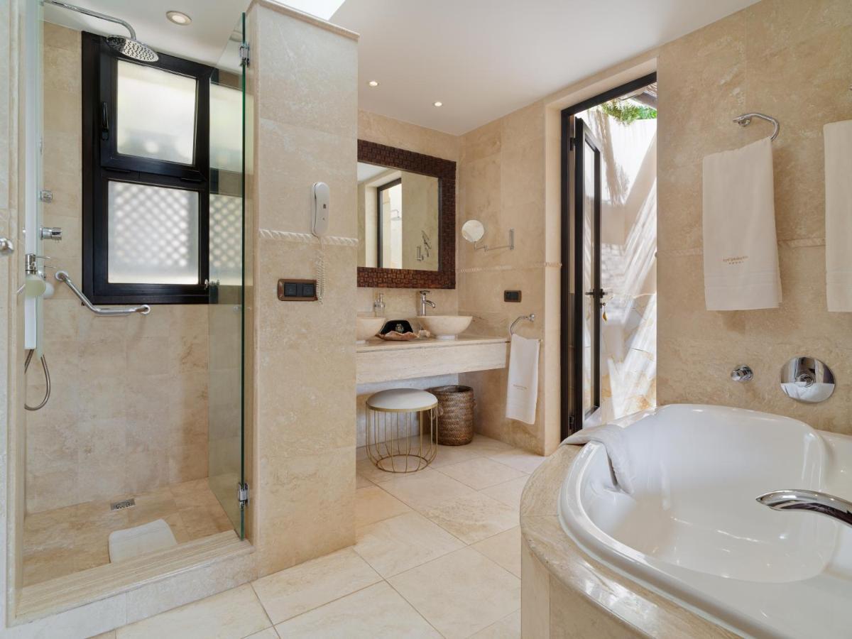 Un baño de Royal Garden Villas, Luxury Hotel