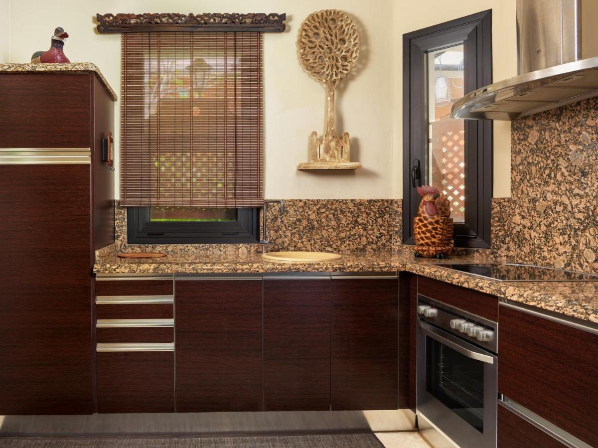 Una cocina o zona de cocina en Royal Garden Villas, Luxury Hotel