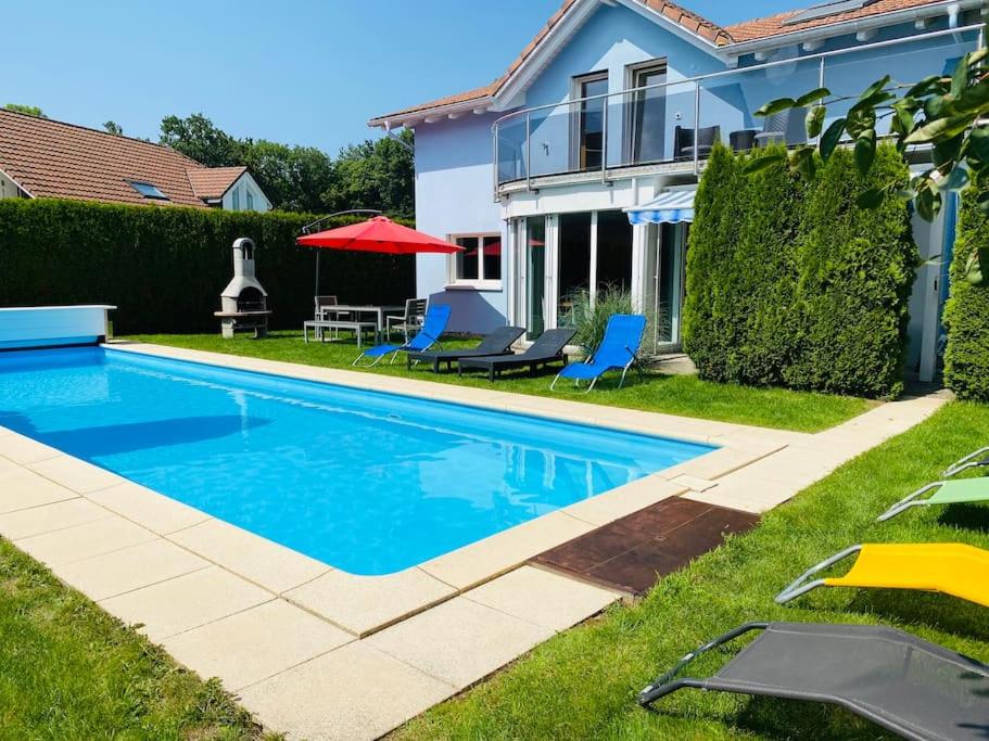 Villa with Pool - Leon's Holiday Homes - Housity