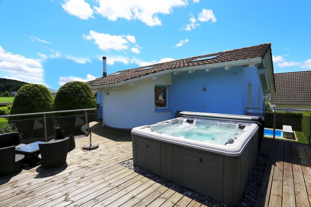 Villa with Pool - Leon's Holiday Homes - Housity