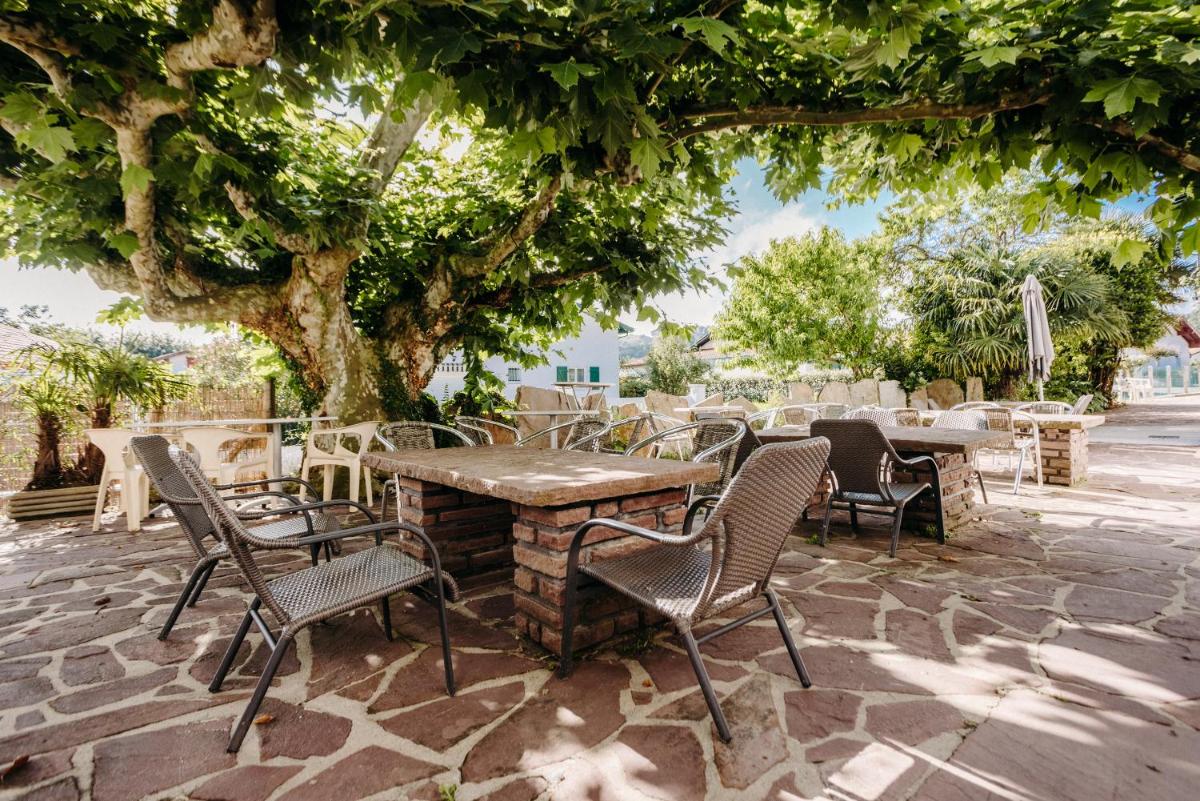 Restaurant ou autre lieu de restauration dans l'établissement Hotel Trinquet