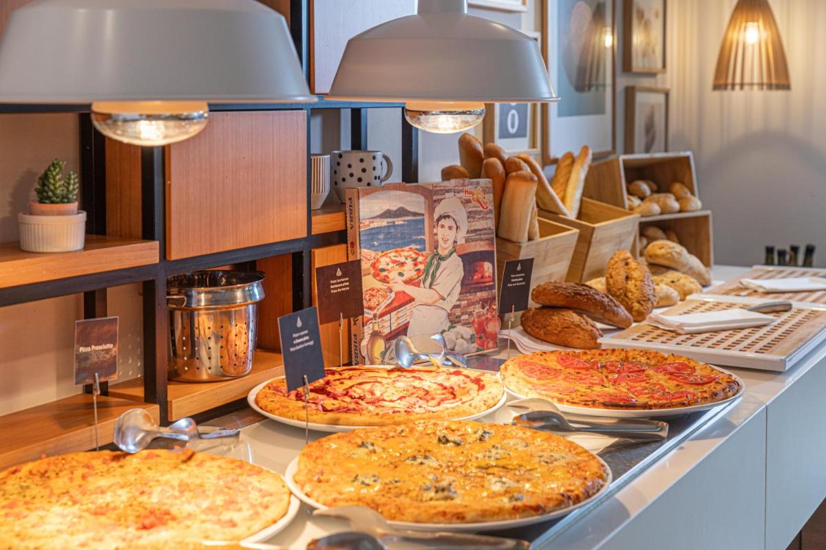 Comida en o cerca de este hotel