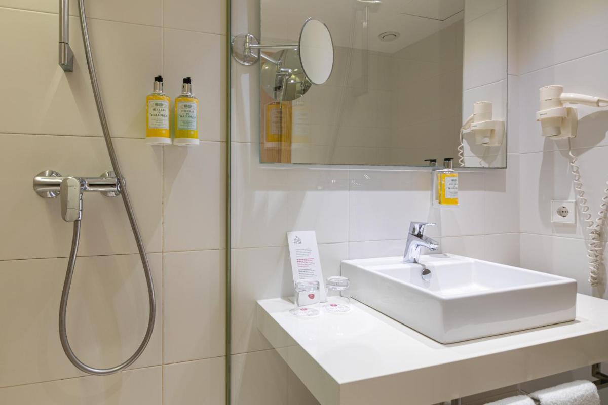 Un baño de JS Sol de Alcudia
