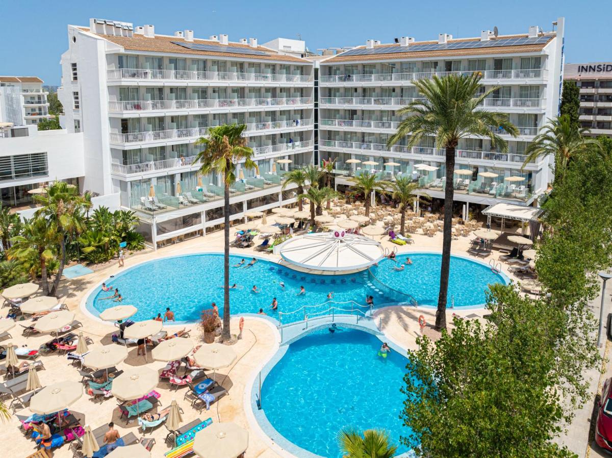 una vista aérea de un hotel con una gran piscina en JS Sol de Alcudia, en Puerto de Alcudia