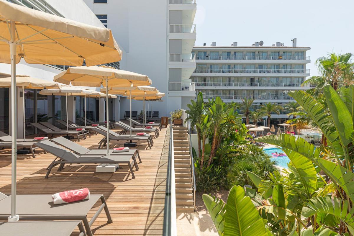 Una terraza con sillas y sombrillas junto a una piscina. en JS Sol de Alcudia, en Puerto de Alcudia 51 fotos más