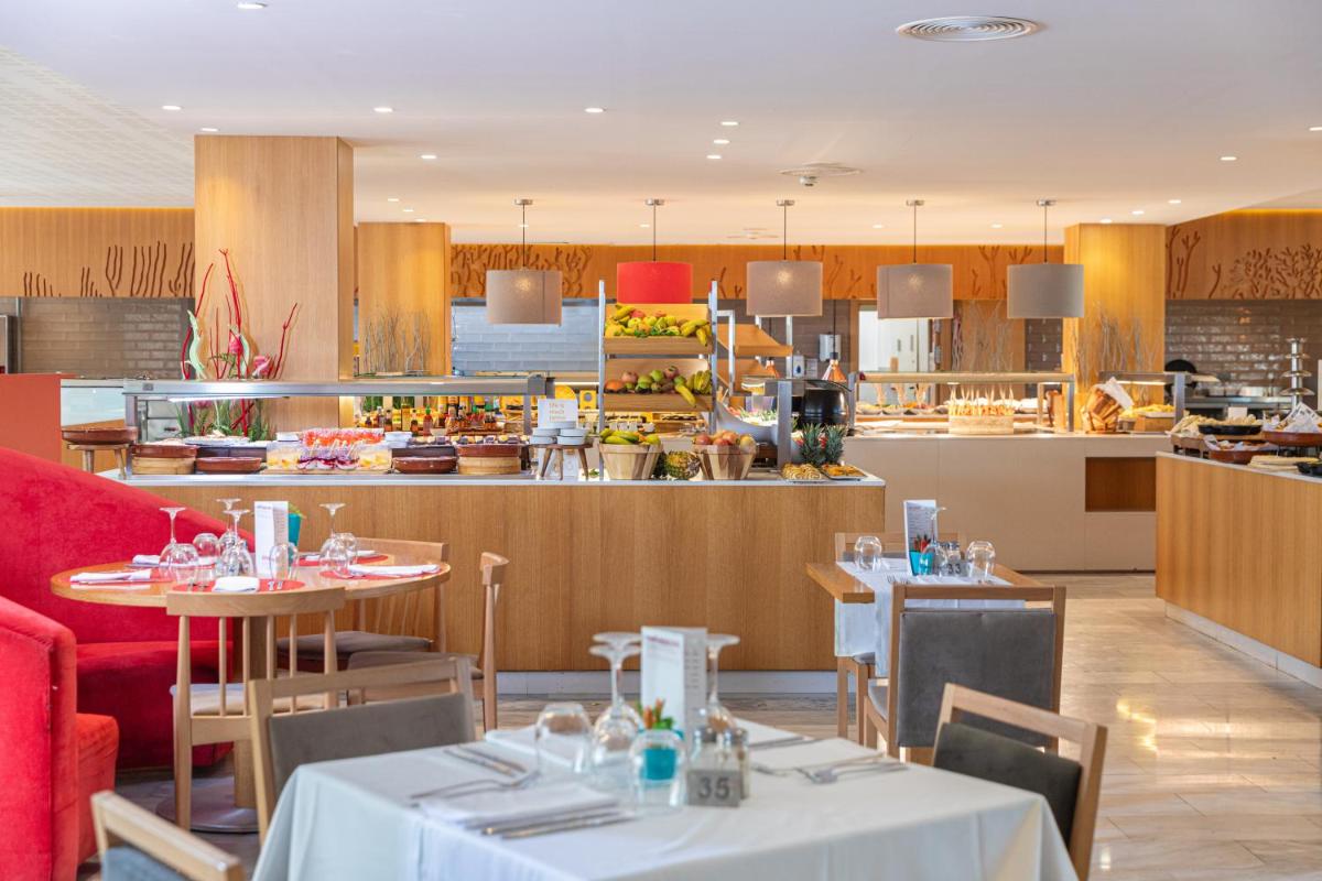 Comida en o cerca de este hotel