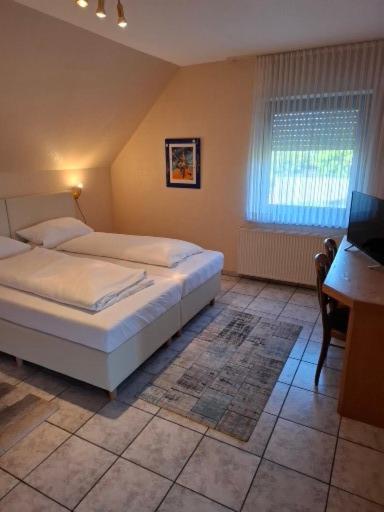 Hotel Schwarze - Housity