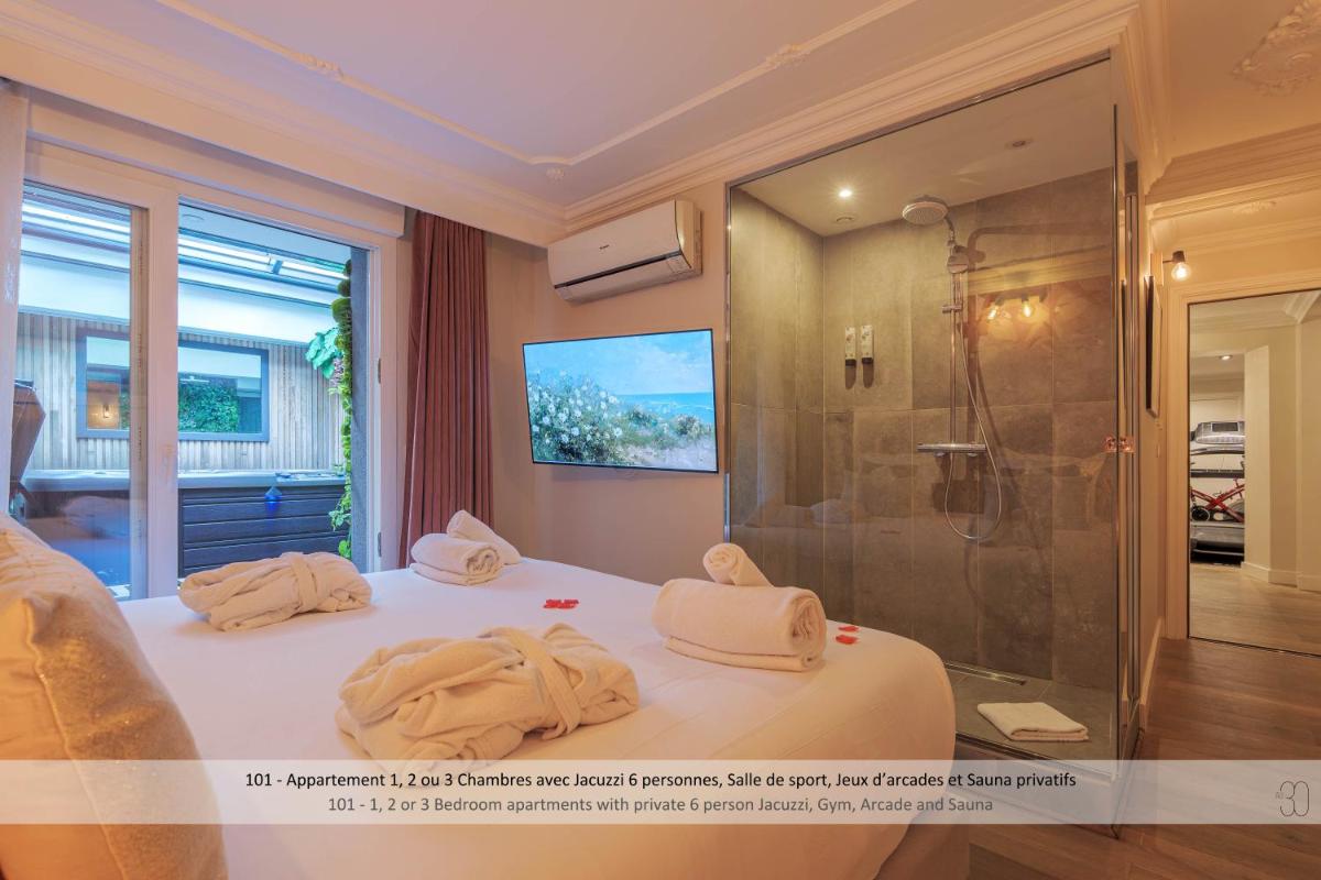 - une chambre avec une douche et un lit avec des serviettes dans l'établissement Au 30 Lille Centre Grand Palais, à Lille