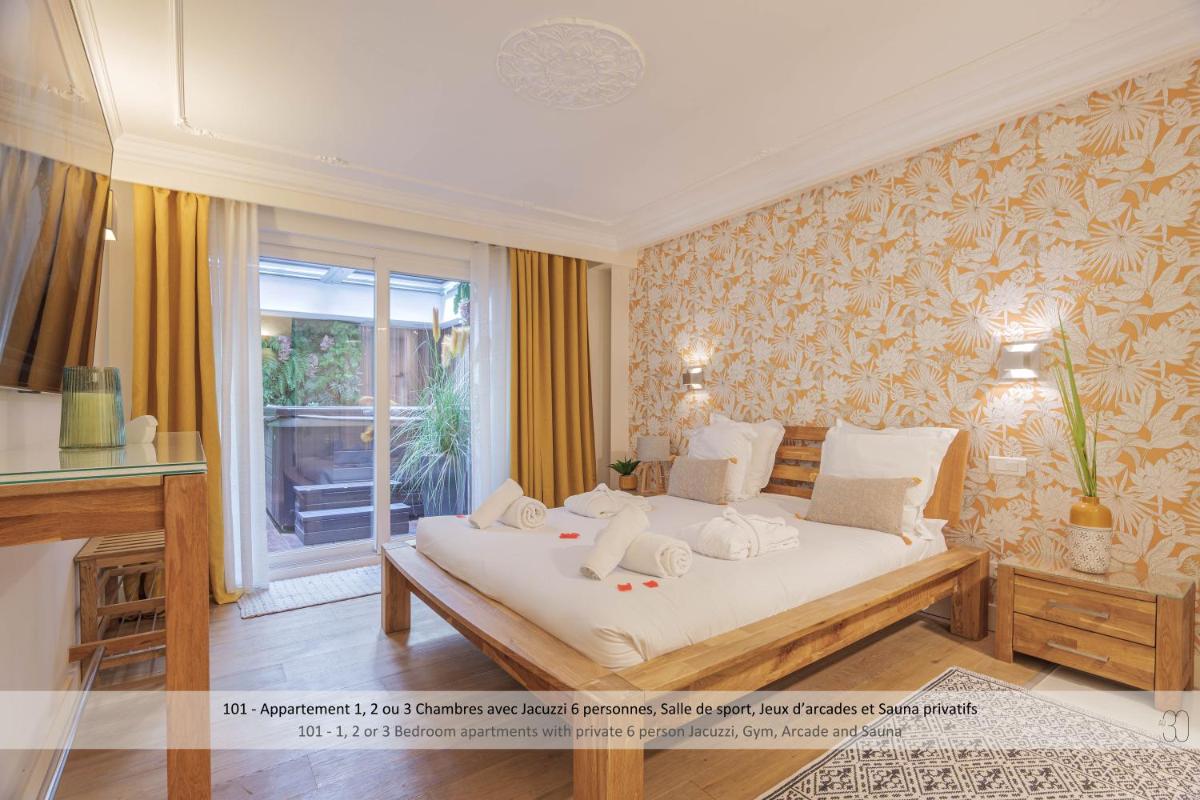 une chambre avec un lit et une fenêtre dans l'établissement Au 30 Lille Centre Grand Palais, à Lille