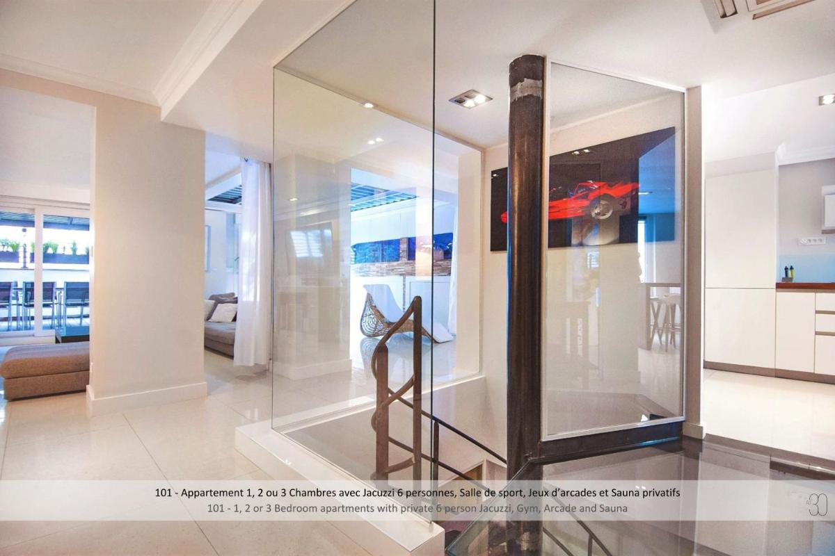 une vitrine dans le salon dans l'établissement Au 30 Lille Centre Grand Palais, à Lille 86 autres photos