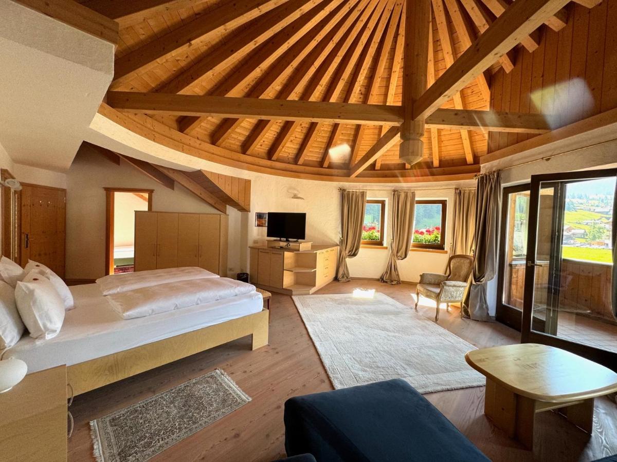 Hotel Table - Housity