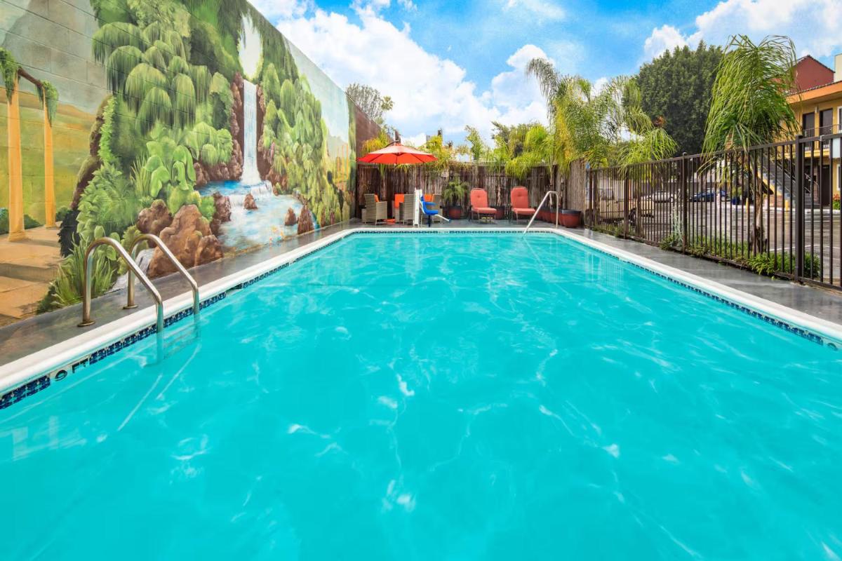 Travelodge by Wyndham Burbank-Glendale - Housity