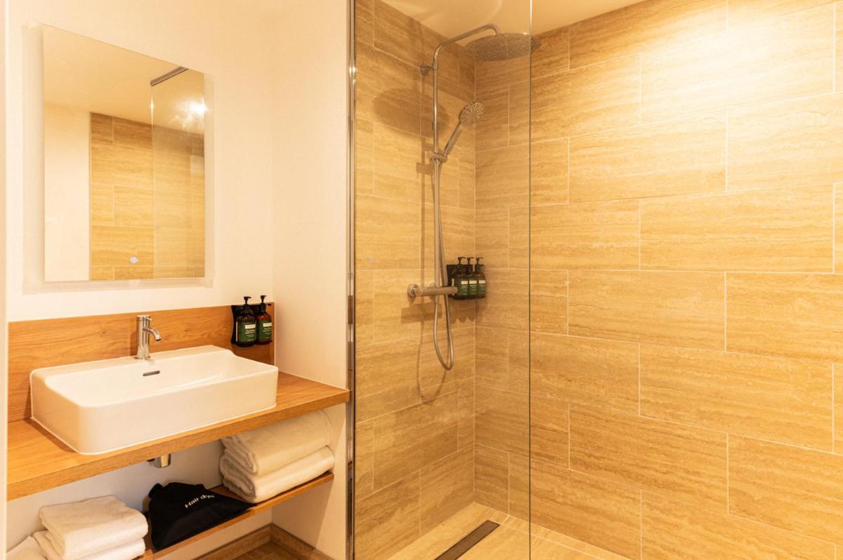 Salle de bains dans l'établissement voco Beaune , Cité des Vins by IHG