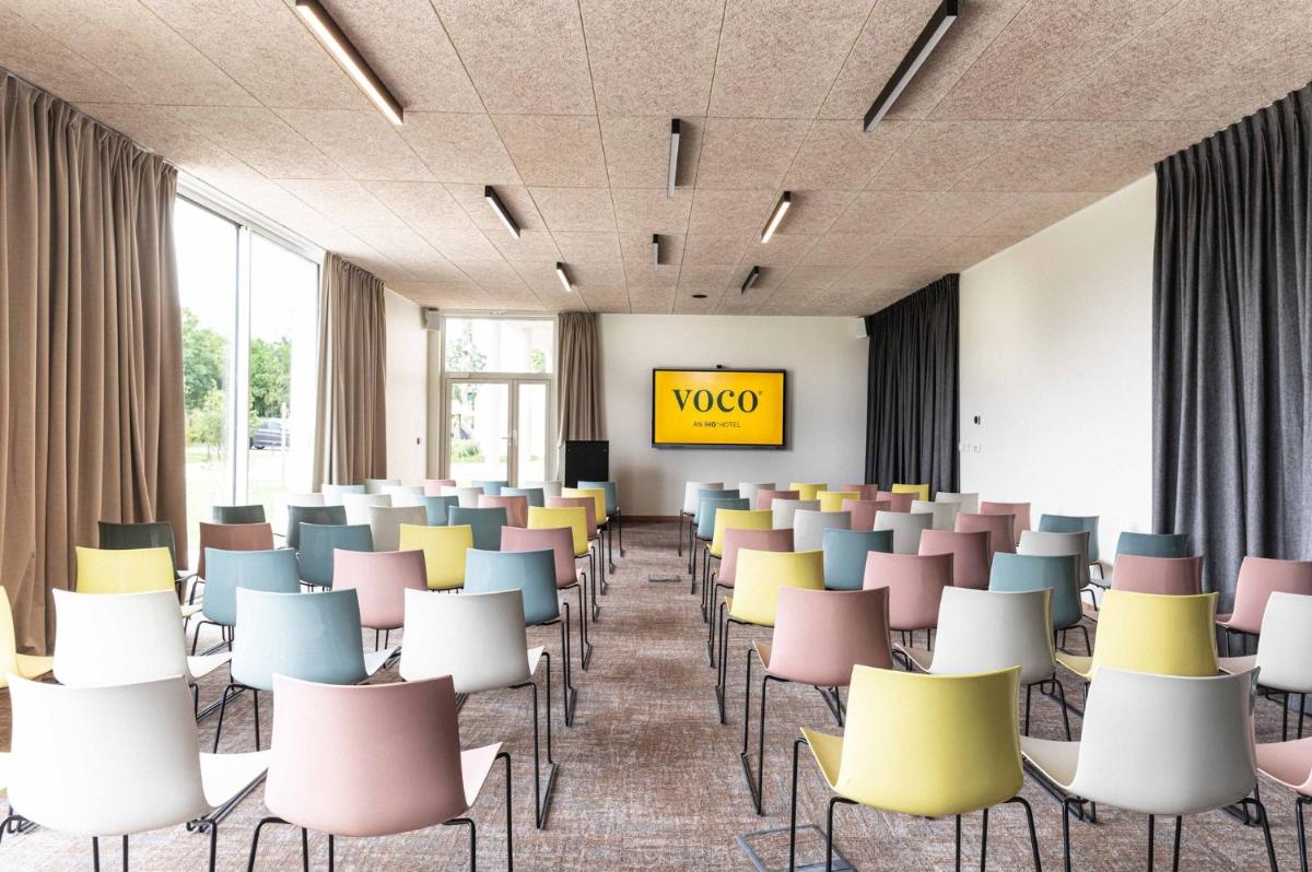 Coin salon dans l'établissement voco Beaune , Cité des Vins by IHG